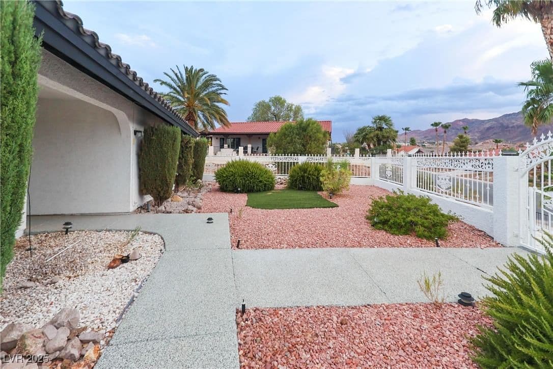 935 Vista Lago Way photo 2