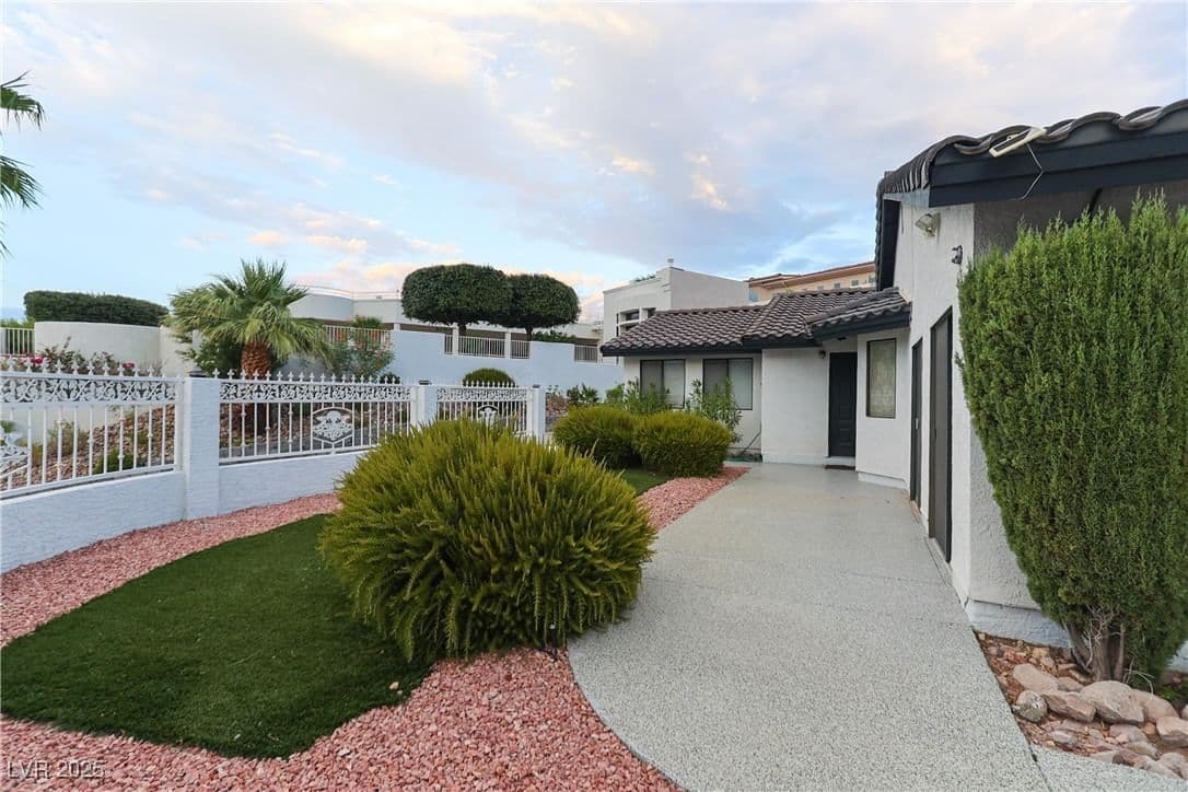 935 Vista Lago Way photo 3