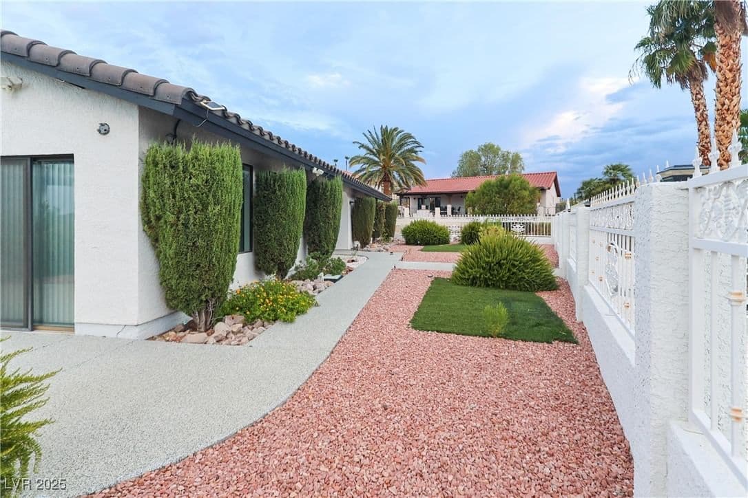 935 Vista Lago Way photo 4