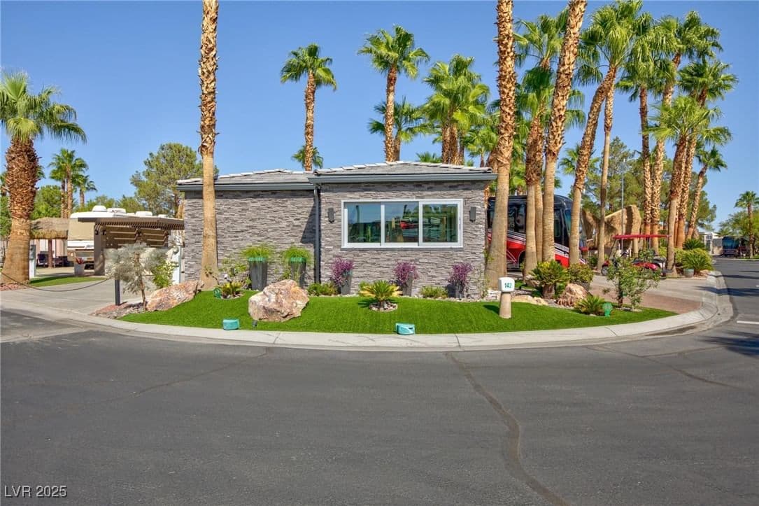 8175 Arville Street photo 4