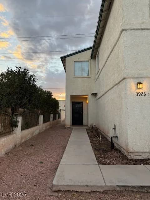 3923 Via Lucia Drive photo 2