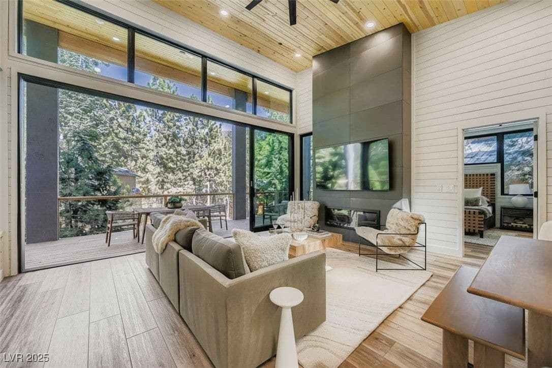 4096 Tyrol Way photo 2