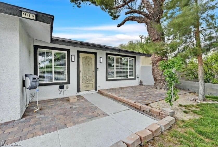 905 Vaughn Street photo 2
