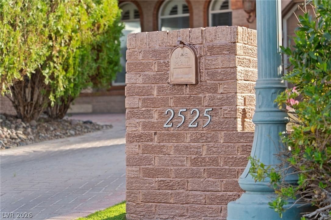 2525 Driftwood Drive photo 4