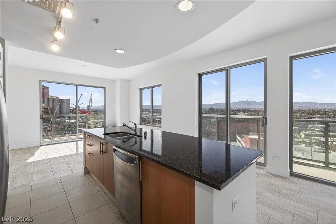 200 Sahara Avenue photo 4