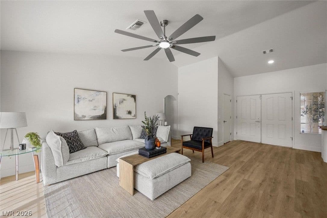 2517 Desert Sands Drive photo 4