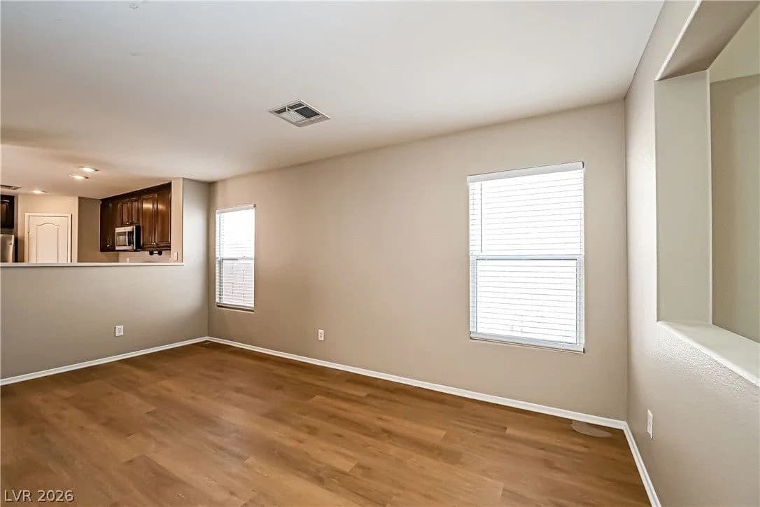 691 Magrath Street photo 4