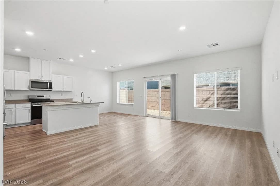 4706 Turquoise Cliffs Avenue photo 3