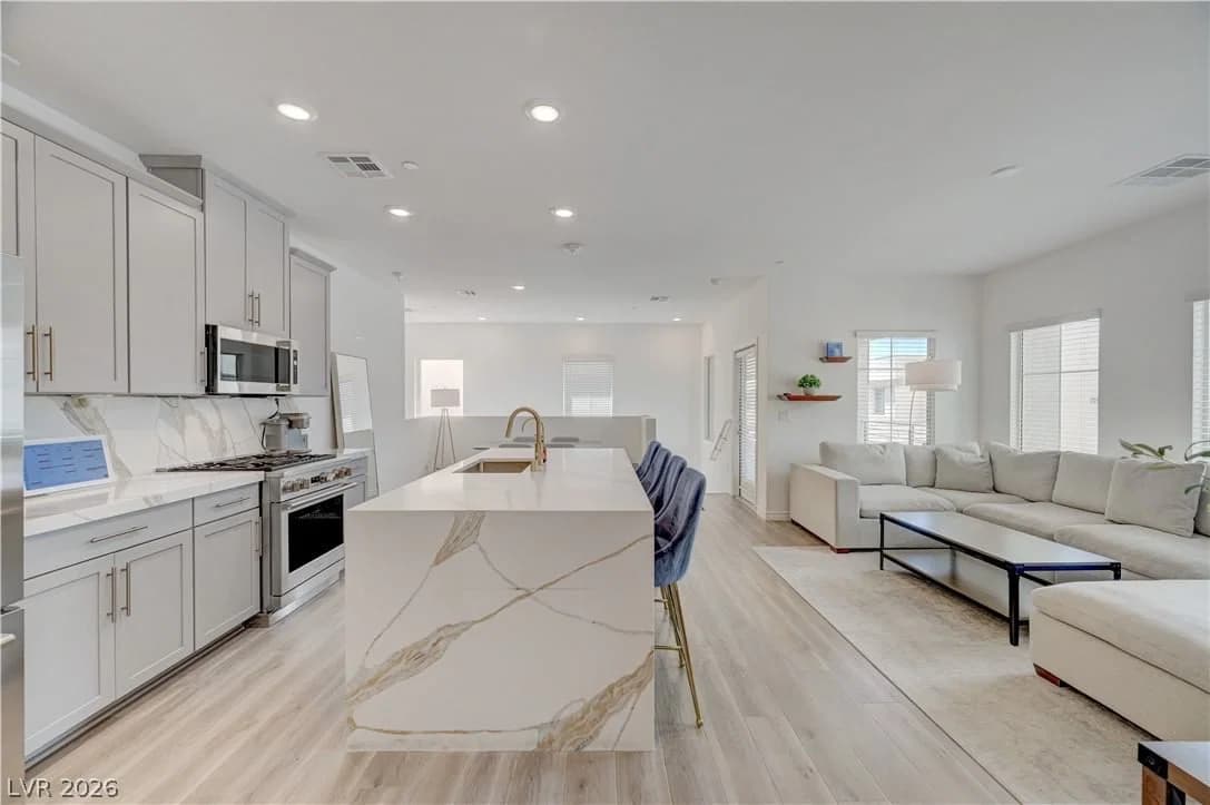 600 Carriage Hill Drive photo 2