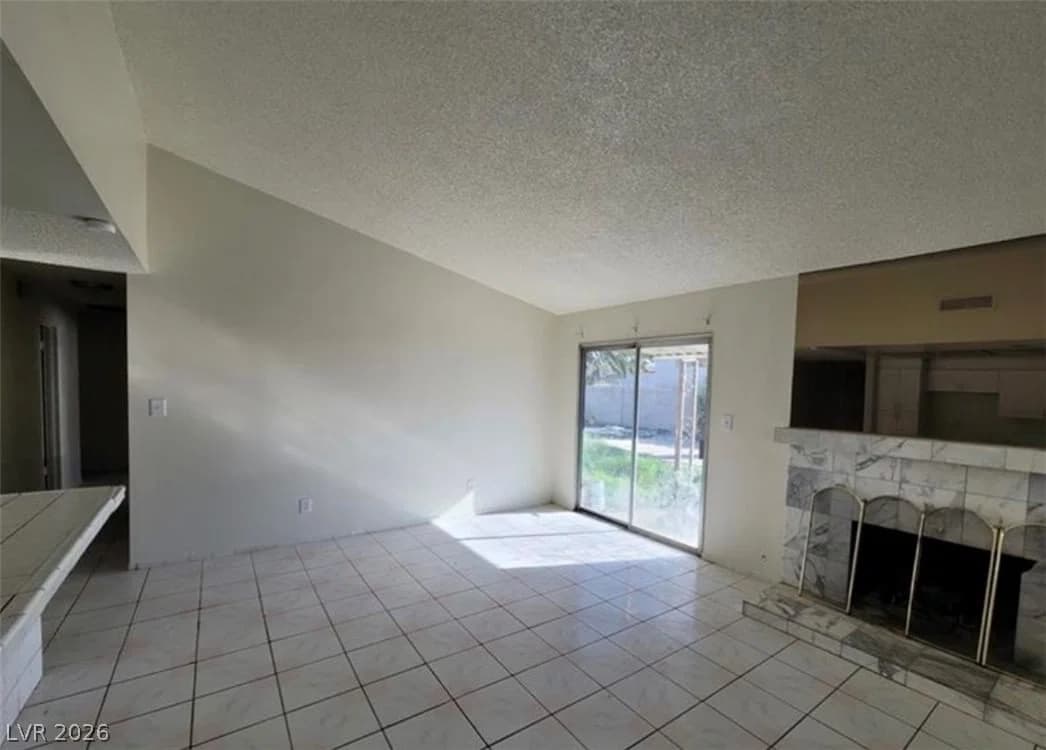 1673 Caliente Court photo 4