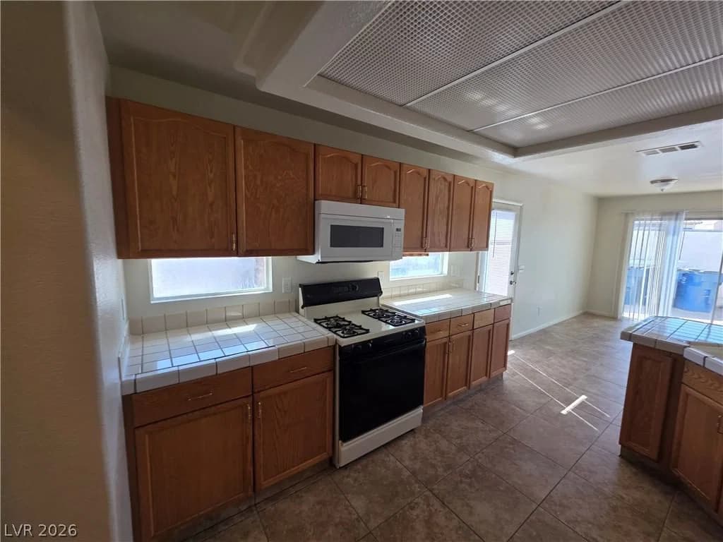 8829 CORNWALL GLEN Avenue photo 4