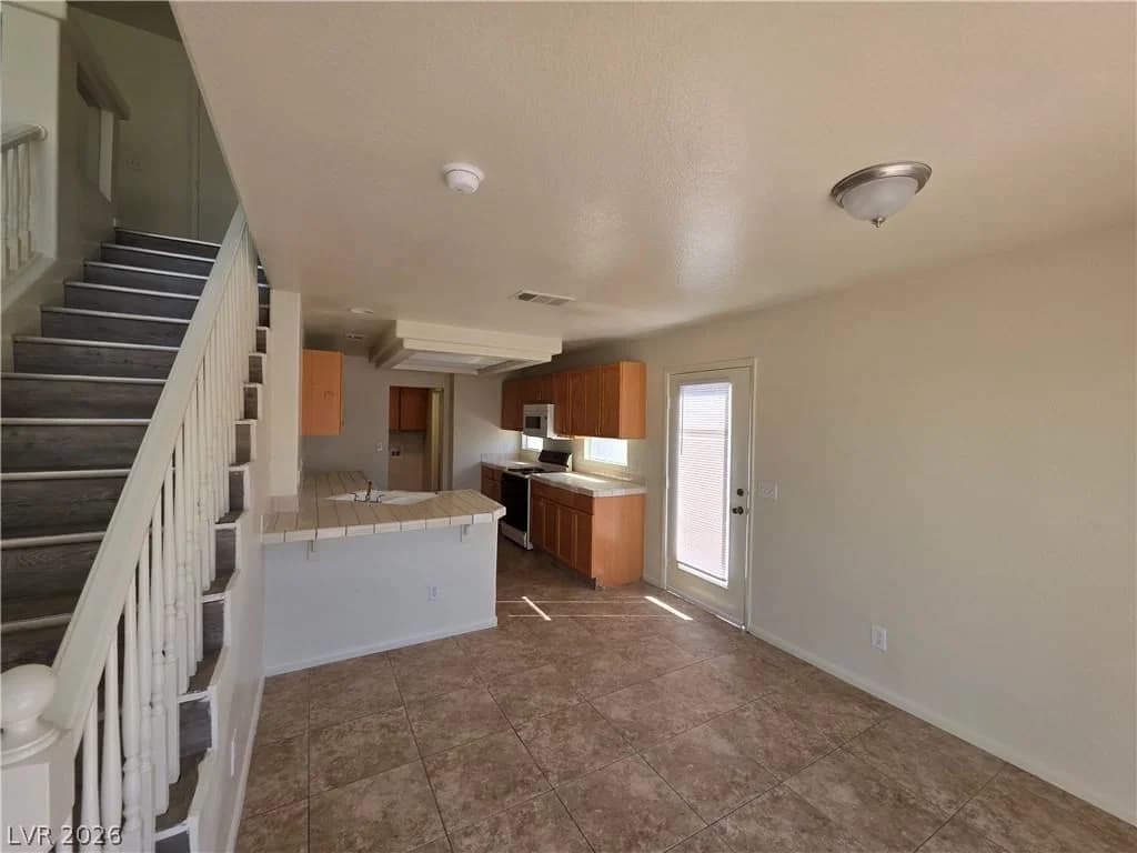 8829 CORNWALL GLEN Avenue photo 5