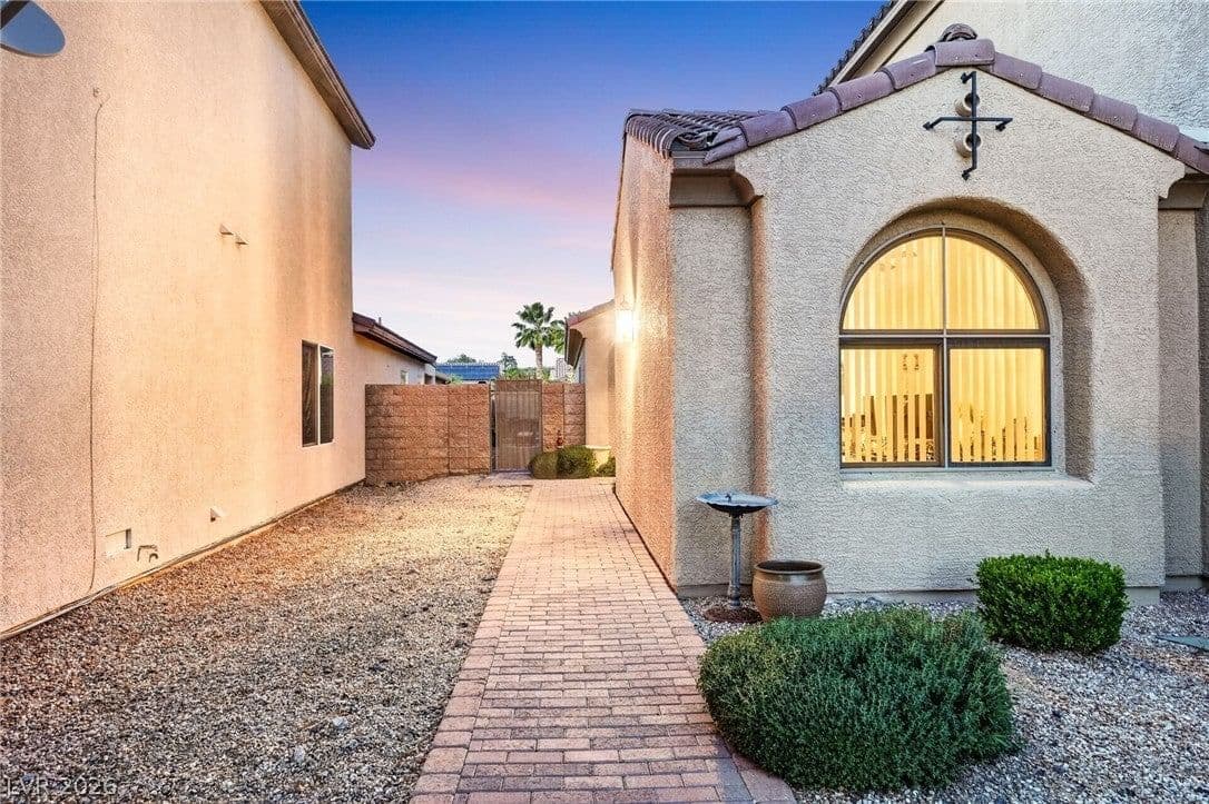 2480 Sturrock Drive photo 3