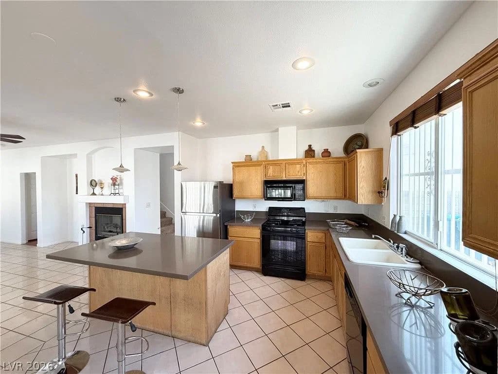 1096 Sloan Lane photo 2