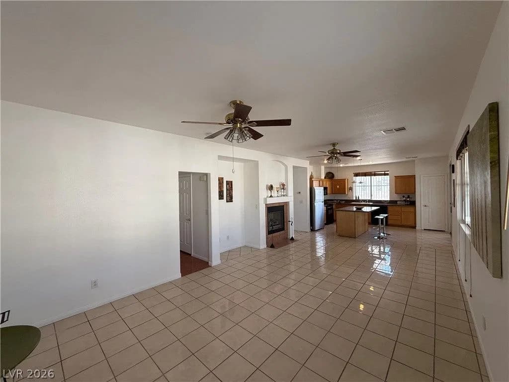 1096 Sloan Lane photo 4