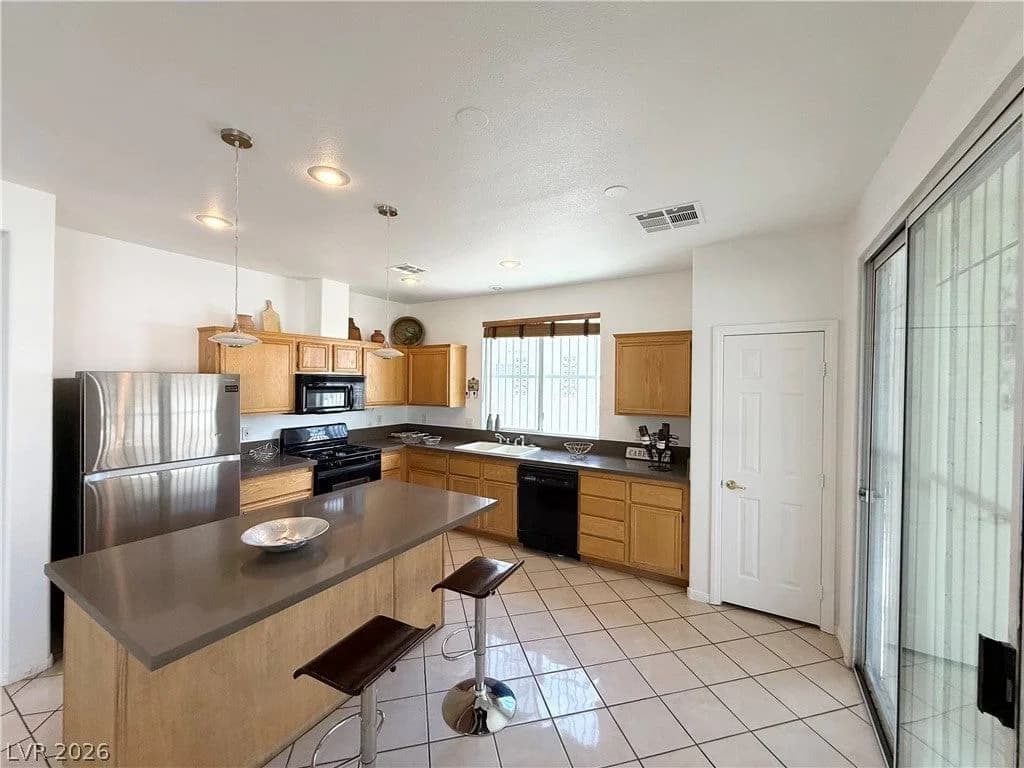 1096 Sloan Lane photo 3