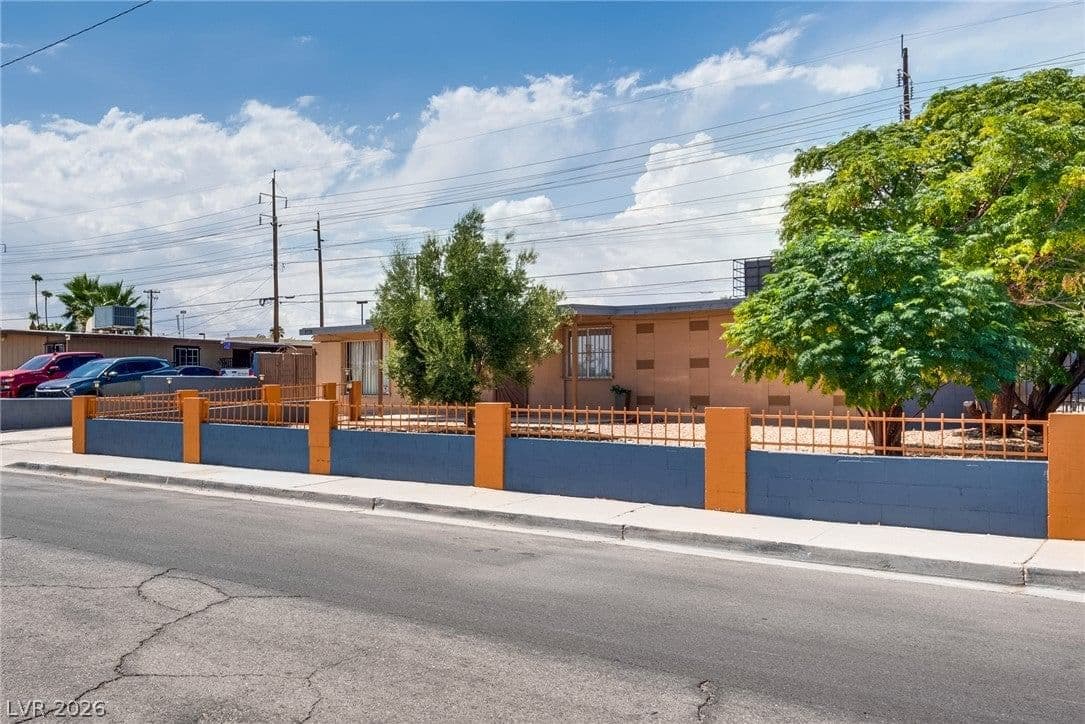 2773 Talbot Street photo 2