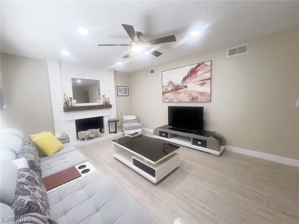 4194 Greenpoint Street photo 5