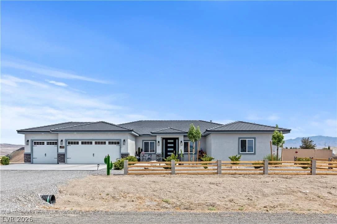 2700 Carnation Way photo 2