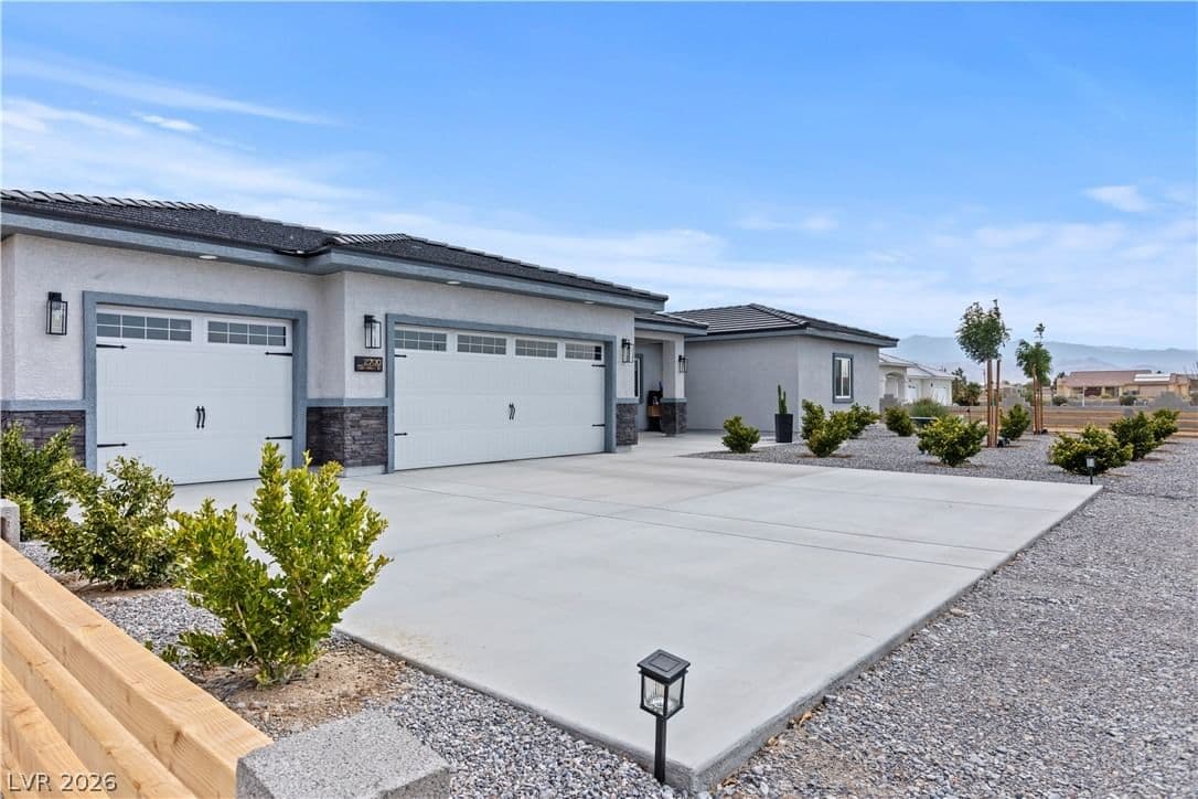 2700 Carnation Way photo 4