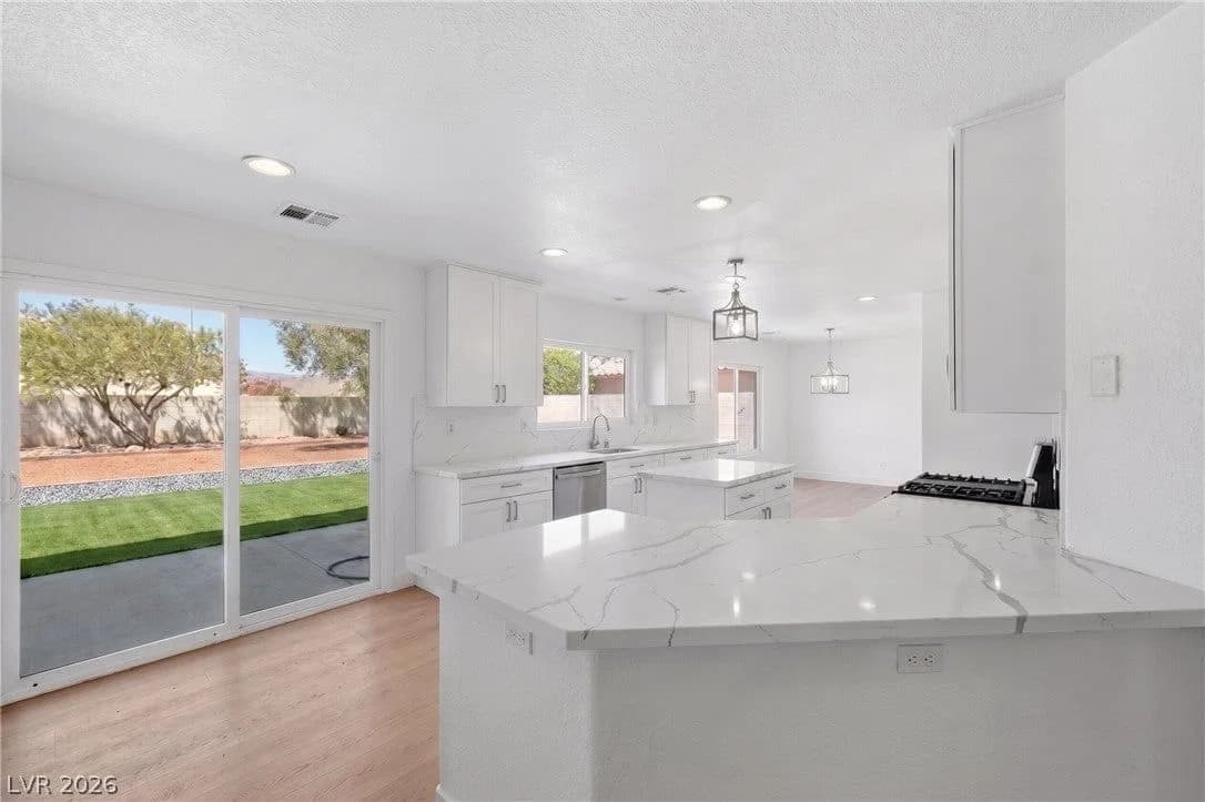 8640 Vivid Violet Avenue photo 2