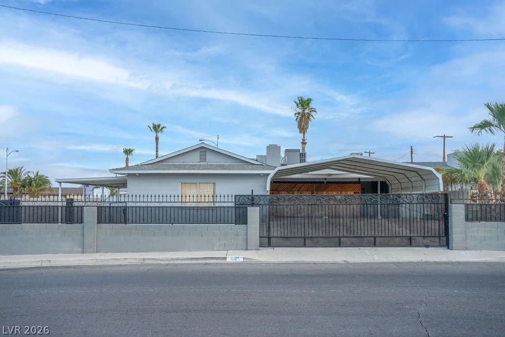 5185 Sun Valley Drive photo 2