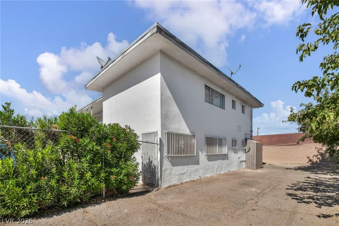 1153 Sierra Vista Drive photo 4