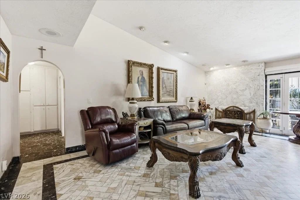 6305 Arcadia Avenue photo 2