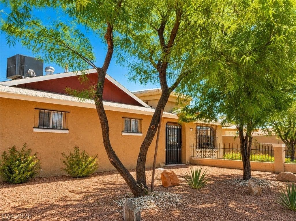 5108 Wilbur Street photo 2