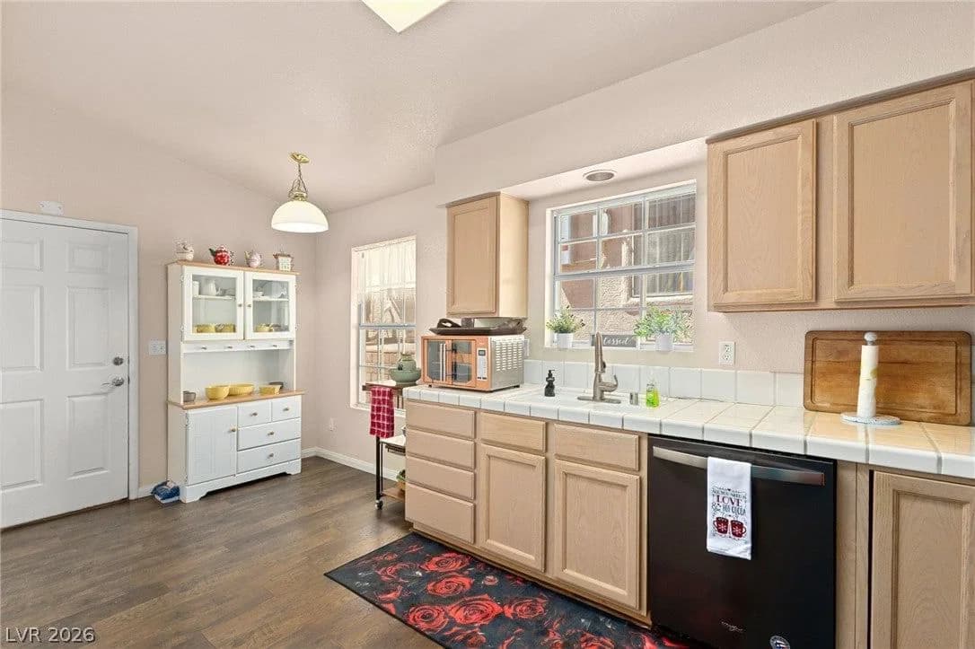 4920 Winterset Drive photo 5