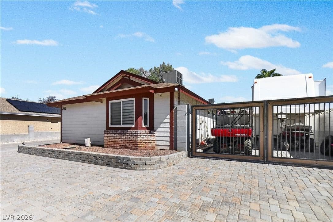 5876 Tippin Drive photo 4