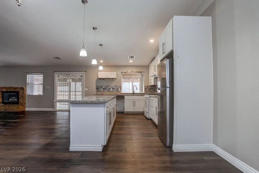 1800 Torrey Pines Drive photo 5