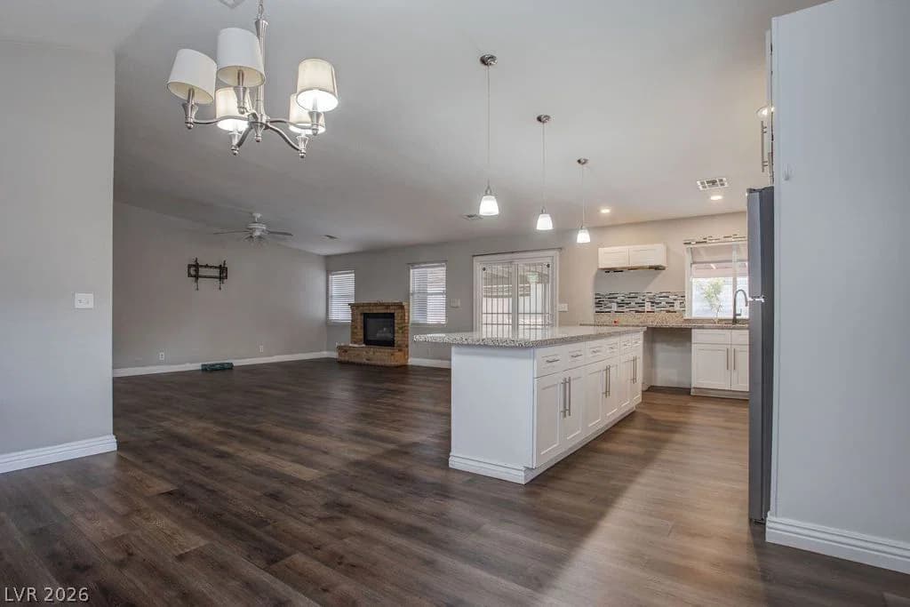 1800 Torrey Pines Drive photo 3