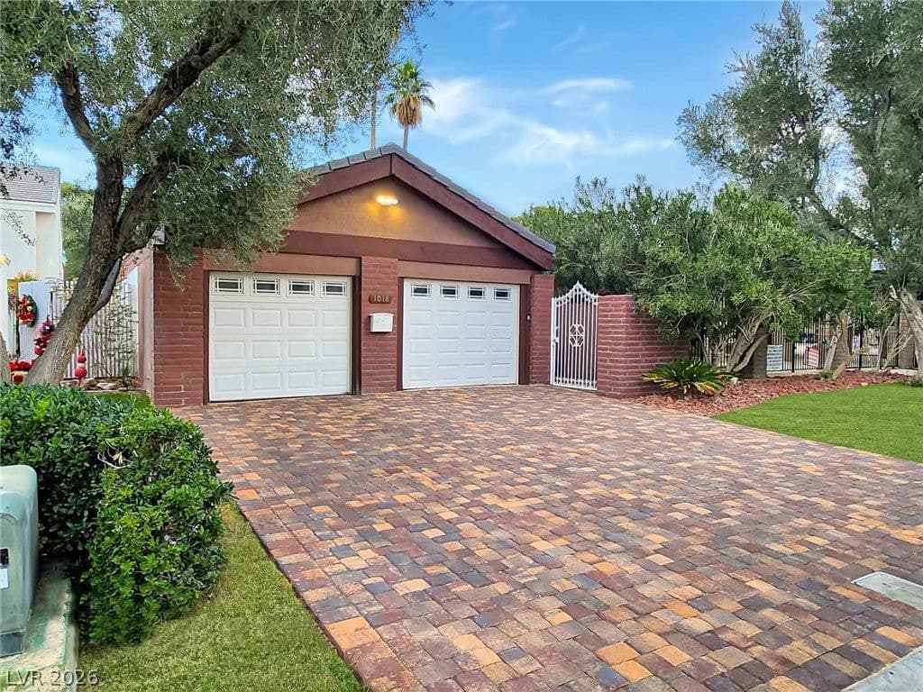 1018 Bel Air Circle photo 2