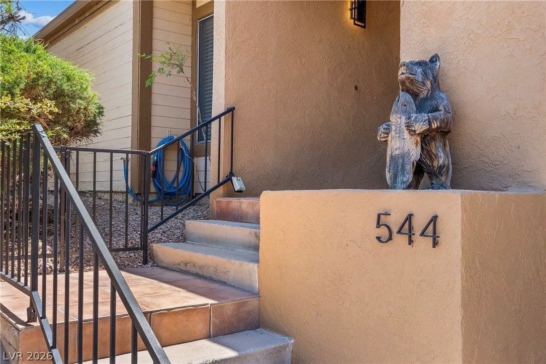 544 Greenbriar Place photo 2