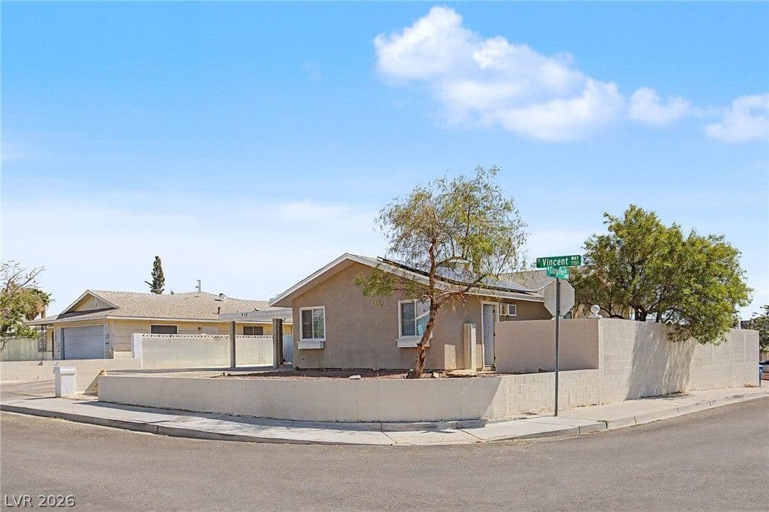 713 Vincent Way photo 2