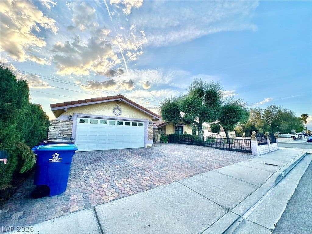 3811 Leisure Lane photo 4