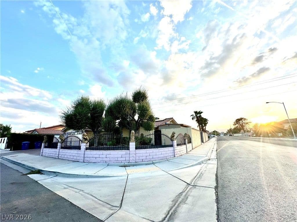3811 Leisure Lane photo 3