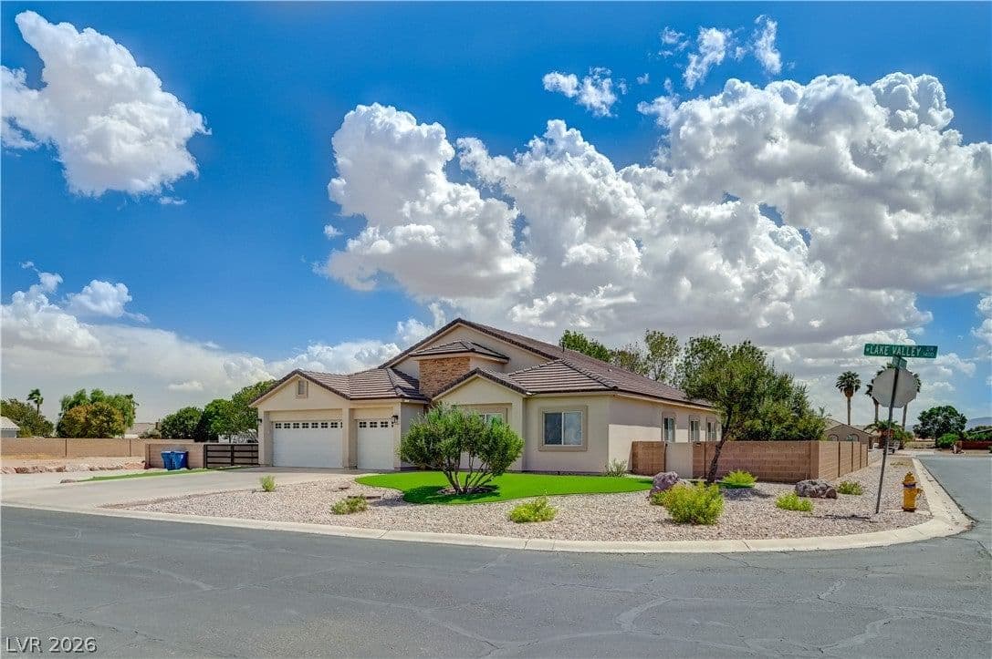 1461 Lake Valley Drive photo 2