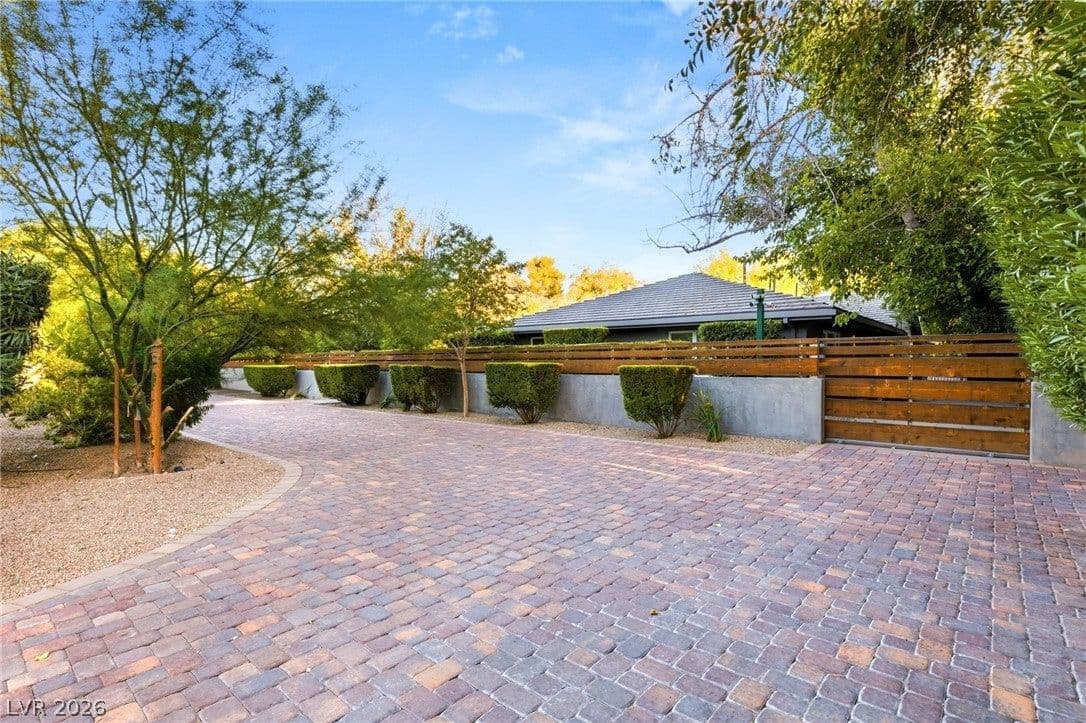 2609 Pinto Lane photo 4