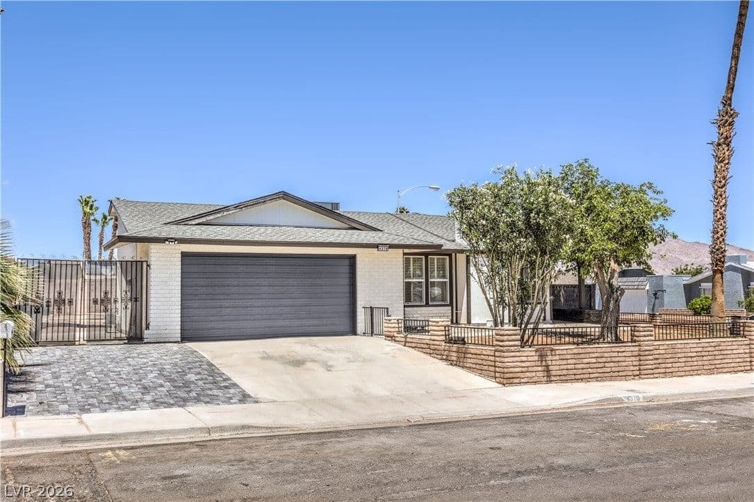 4370 Lariat Drive photo 2