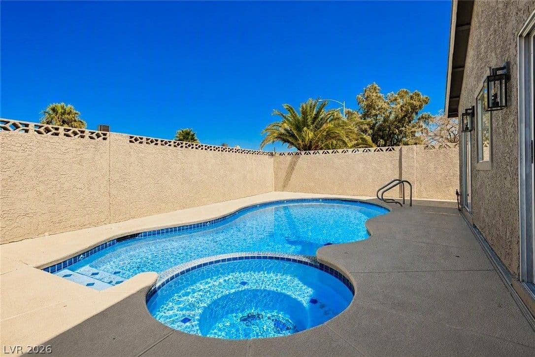 5065 Celebrity Circle photo 2