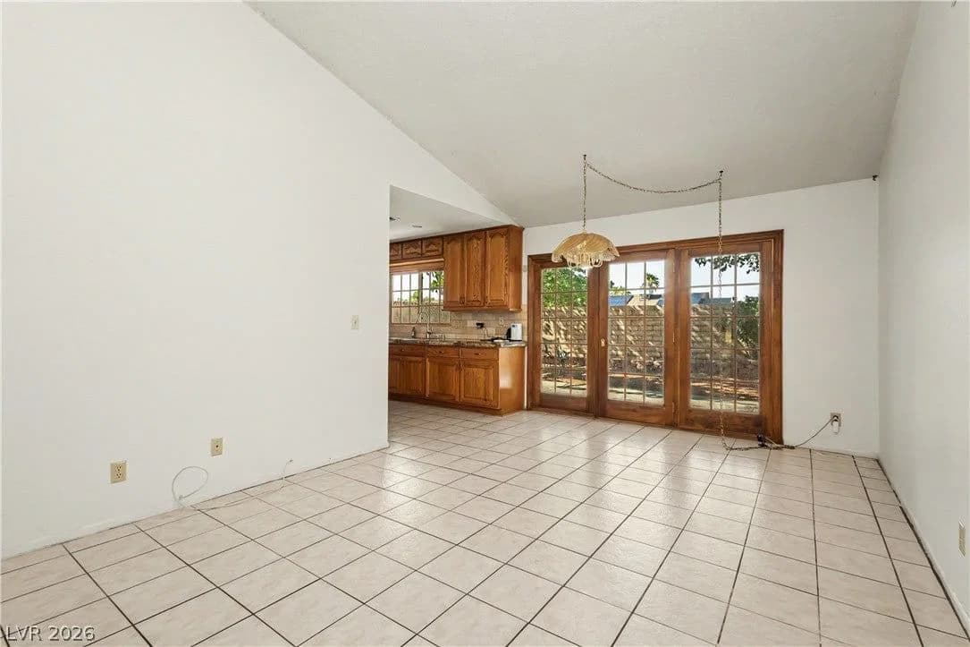 6592 Peachtree Lane photo 3