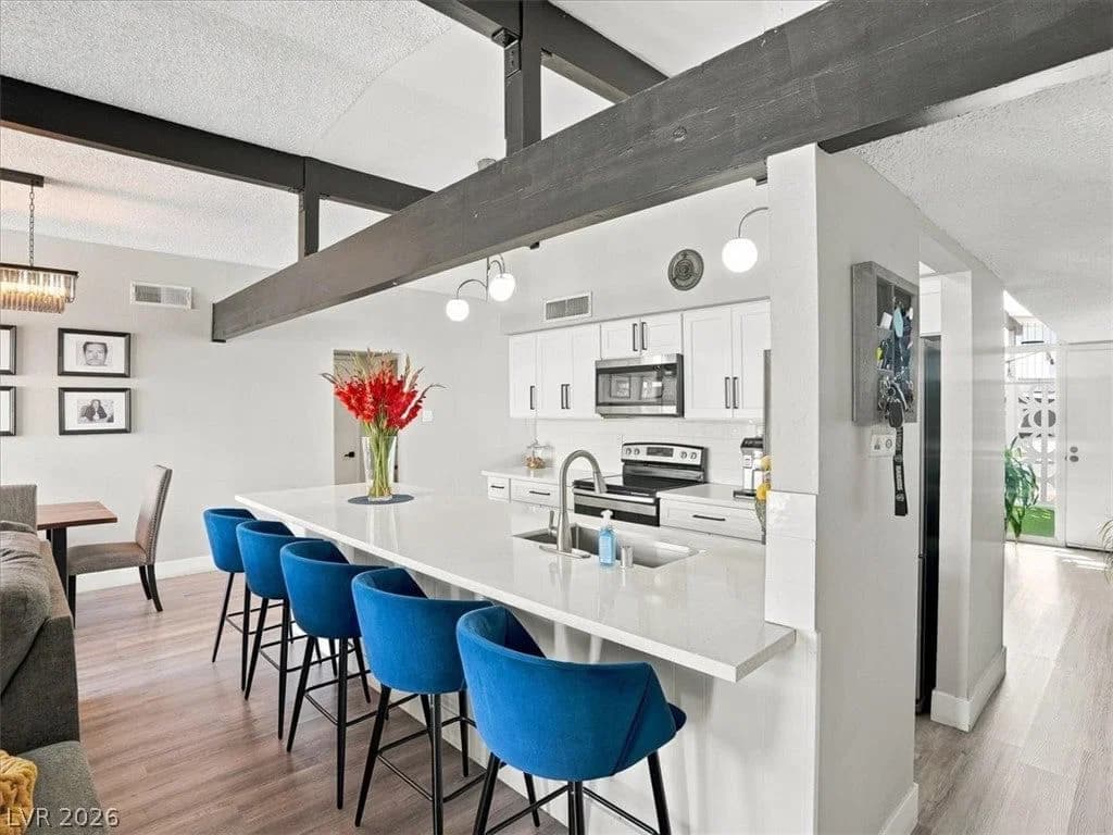 5128 Champions Avenue photo 4