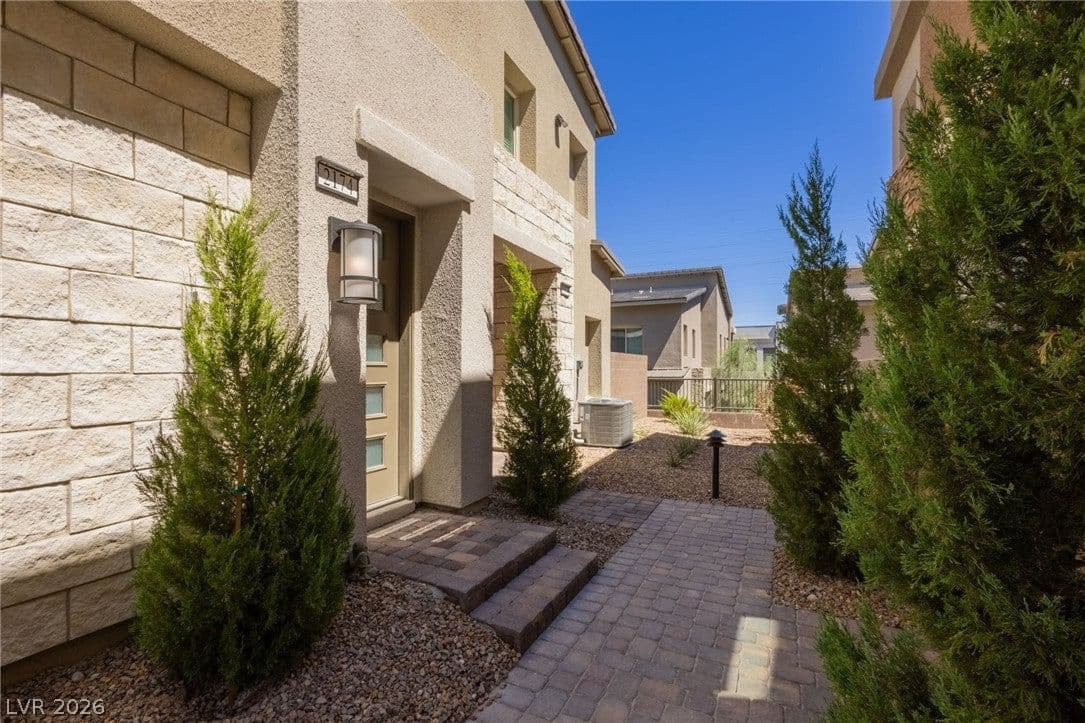 600 Carriage Hill Drive photo 3