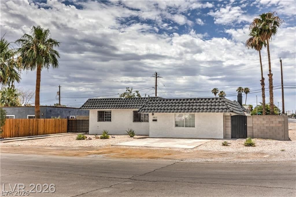 3811 Tumbleweed Avenue photo 2