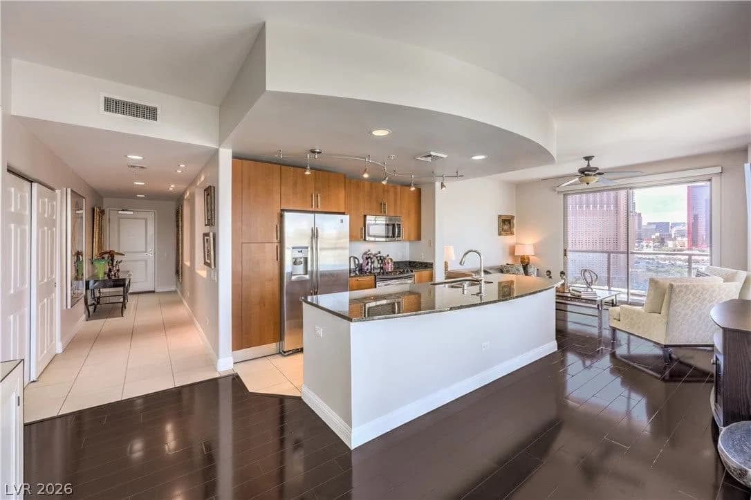 200 Sahara Avenue photo 2