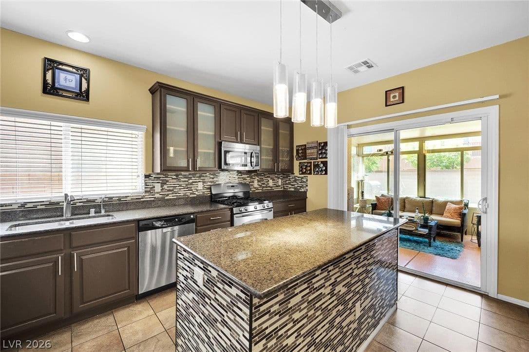 205 Gemstone Hill Avenue photo 2